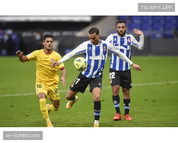 实时：莱切vs乌迪内斯，主队上半场即被罚下一人陷入被动